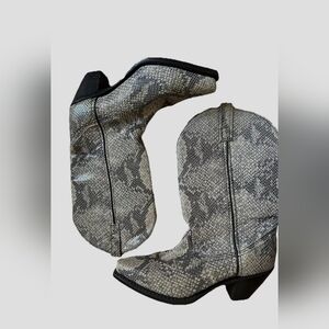 Laredo 7.5M gray and black snakeskin western boots